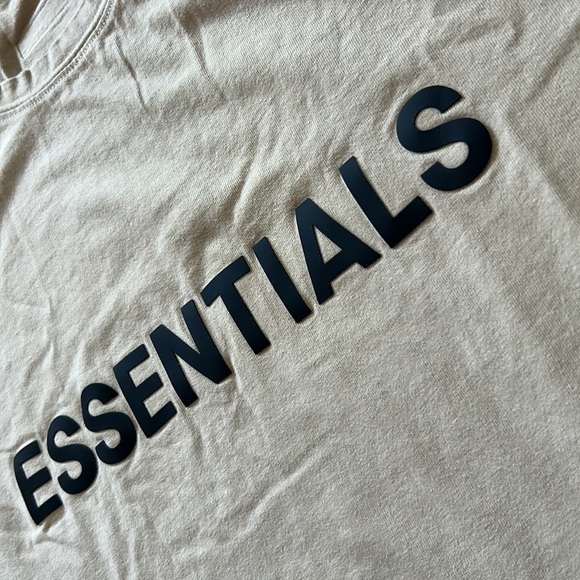 Essentials t-shirt - Picture 2 of 3